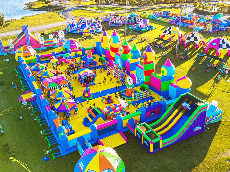 ဖောင်းကားနေသော ရဲတိုက်သည် အဘယ်အရာပါဝင်သနည်း။